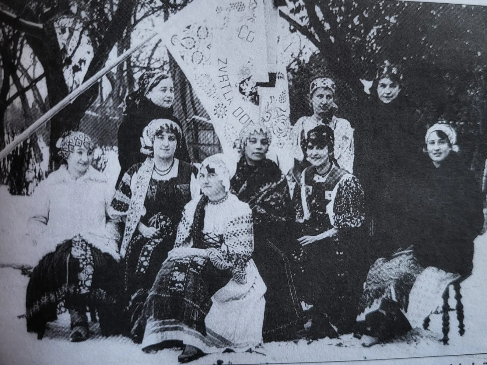 Vyšívačky zástavy slobody pri práci, 1918